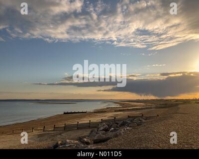 Hayling, UK. 04 mai, 2019. Météo France : storm clouds over Hayling. Beachlands, Hayling Island. 04 mai 2019. Temps incertain et frais le long de la côte sud d'aujourd'hui. Storm clouds over Hayling Island dans le Hampshire. Jamesjagger StockimoNews Crédit : //Alamy Live News Banque D'Images