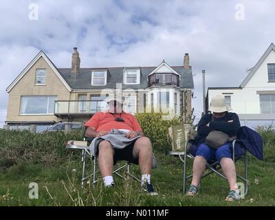 Polzeath, Cornwall, UK. 3 juillet, 2019. Météo France, Polzeath sur la côte nord des Cornouailles. Un couple prendre une sieste en fin d'après-midi sur le front de mer à Polzeath Cornwall. Crédit : Andrew O'Brien/StockimoNews/Alamy Live News Banque D'Images