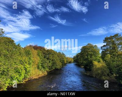 Bradford, West Yorkshire, Royaume-Uni. 8 octobre, 2019. Belle journée d'automne par la rivière Wharfe dans Ilkley West Yorkshire UK weather Credit : Andy Pearson/StockimoNews/Alamy Live News Banque D'Images