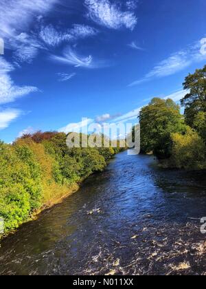 Bradford, West Yorkshire, Royaume-Uni. 8 octobre, 2019. Belle journée d'automne par la rivière Wharfe dans Ilkley West Yorkshire UK weather Credit : Andy Pearson/StockimoNews/Alamy Live News Banque D'Images