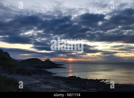 Swansea, Royaume-Uni. 21 Oct, 2019. Lever de soleil à l'Mumbles phare dans le canal de Bristol, près de Swansea ce matin. Credit : Phil Rees/StockimoNews/Alamy Live News Banque D'Images