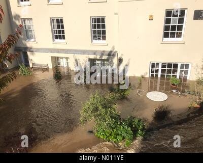Hereford, Royaume-Uni. 27 Oct, 2019. Météo Inondations à Hereford Royaume-Uni Royaume-Uni - la rivière Wye est extrêmement élevé à Hereford avec quelques inondations de propriétés sur la rive gauche. Crédit : Steven Mai / StockimoNews/Alamy Live News Banque D'Images