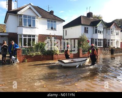 Hereford, Royaume-Uni. 27 Oct, 2019. Météo Royaume-uni- Inondations dans Hereford Royaume-Uni. Dimanche 27 octobre 2019. La rivière Wye est extrêmement élevé dans Hereford entraînant certaines propriétés des inondations. Aider les équipes de sauvetage d'incendie locaux. Crédit : Steven Mai / StockimoNews/Alamy Live News Banque D'Images