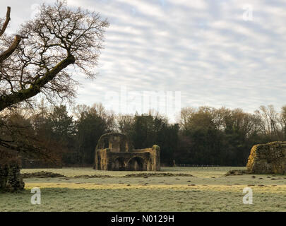 Farnham, Surrey. 20 Jan 2020. Météo France : Frosty à Farnham. Abbaye de Waverley, Farnham. 20 janvier 2020. Un matin glacial et froid à travers le pays d'accueil. Abbaye de Waverley, près de Farnham, dans le Surrey. Banque D'Images