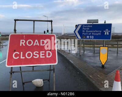 South Queensferry, Écosse, Royaume-Uni. 11 Février 2020. Le pont Queensferry Crossing est fermé à la circulation en raison du risque de chute de glace des câbles. Pont fermé lundi soir et la circulation détournée vers Kincardine Credit: Highbrow/StockimoNews/Alay Live News Banque D'Images