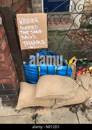 Shrewsbury, Shropshire. 25 février 2020. Royaume-Uni Inondations météorologiques à Shrewsbury - mardi 25 février 2020 les résidents de la partie inondée de Coleham de la ville sont reconnaissants pour les sacs de sable. Photo Steven May/Alay Live News Crédit: Steven May/Stockimonews/Alay Live News Banque D'Images