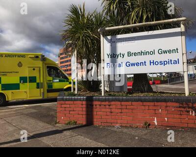 Newport, Gwent, Pays de Galles, Royaume-Uni. 2 avril 2020. Coronavirus hotspot Newport Pays de Galles - Newport Gwent Pays de Galles jeudi 2 avril 2020 une ambulance arrive à l'hôpital Royal Gwent de Newport Pays de Galles un hotspot Covid 19 alors que la crise de Coronavirus continue crédit: Steven May/StockimoNews/Alay Live News Banque D'Images