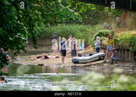 Météo britannique : intervalles ensoleillés à Guildford. Rivière Wey, Guildford. 25 mai 2020. Temps chaud et ensoleillé dans les comtés d'origine le lundi des jours fériés. Les gens qui apprécient la rivière Wey à Guildford, Surrey. Crédit : jamesjagger/StockimoNews/Alay Live News Banque D'Images