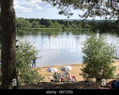 Météo au Royaume-Uni : intervalles ensoleillés à Frensham. Frensham Little Pond, Farnham. 12 juillet 2020. Temps chaud et ensoleillé dans les comtés d'origine aujourd'hui. Frensham Little Pond près de Farnham dans Surrey. Crédit : jamesjagger/StockimoNews/Alay Live News Banque D'Images