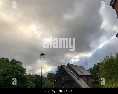 Météo au Royaume-Uni : fortes précipitations à Godalming. Avenue Sycamore, Godalming. 27 août 2020. Fortes précipitations dans les comtés d'origine ce soir. Des nuages orageux au-dessus de Godalming dans Surrey. Crédit : jamesjagger/StockimoNews/Alay Live News Banque D'Images