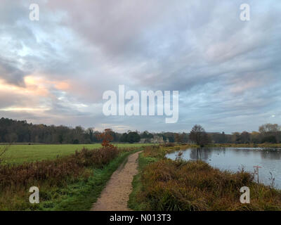 Farnham, Surrey. 26 novembre 2020. Météo au Royaume-Uni : lever du soleil sur Farnham. Abbaye de Waverley, Farnham. 26 novembre 2020. Une nuit froide dans les comtés de la maison. Lever de soleil sur les ruines de l'abbaye de Waverley près de Farnham dans Surrey. Crédit : jamesjagger/StockimoNews/Alay Live News Banque D'Images