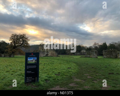 Farnham, Surrey. 26 novembre 2020. Météo au Royaume-Uni : lever du soleil sur Farnham. Abbaye de Waverley, Farnham. 26 novembre 2020. Une nuit froide dans les comtés de la maison. Lever de soleil sur les ruines de l'abbaye de Waverley près de Farnham dans Surrey. Crédit : jamesjagger/StockimoNews/Alay Live News Banque D'Images