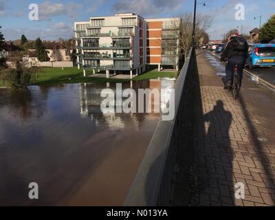 Météo au Royaume-Uni - inondations à Hereford - samedi 19 décembre 2020 - la rivière Wye a éclaté ses berges et l'eau d'inondation empiète maintenant sur les propriétés riveraines. Crédit : Steven May/StockimoNews/Alamy Live News Banque D'Images