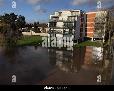 Météo au Royaume-Uni - inondations à Hereford - samedi 19 décembre 2020 - la rivière Wye a éclaté ses berges et l'eau d'inondation empiète maintenant sur les propriétés riveraines. Crédit : Steven May/StockimoNews/Alamy Live News Banque D'Images