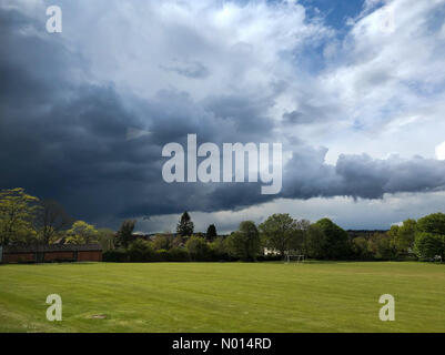 Farnham. 05e mai 2021. Météo au Royaume-Uni : nuages de pluie au-dessus de Farnham. Morley Road, Farnham. 05e mai 2021. Un après-midi instable pour les comtés d'origine. Des nuages noirs menacent la pluie pour Farnham dans Surrey. Crédit : jamesjagger/StockimoNews/Alay Live News Banque D'Images