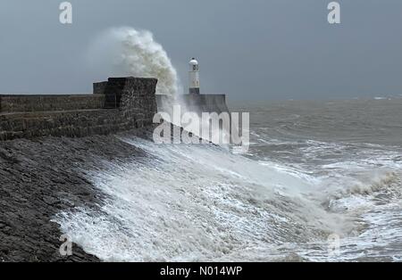 Porthcawl, Royaume-Uni. 21 2021 mai : les vagues se sont écraserai dans le mur du port de Porthcawl, au sud du pays de Galles cet après-midi par temps orageux. Credit: Phil Rees/StockimoNews/Alamy Live News Credit: Phil Rees/StockimoNews/Alamy Live News Banque D'Images