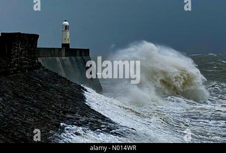 Porthcawl, Royaume-Uni. 21 2021 mai : les vagues se sont écraserai dans le mur du port de Porthcawl, au sud du pays de Galles cet après-midi par temps orageux. Credit: Phil Rees/StockimoNews/Alamy Live News Credit: Phil Rees/StockimoNews/Alamy Live News Banque D'Images