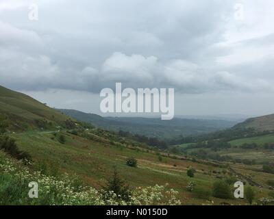 Story Arms, Brecon Beacons, pays de Galles du Sud, Royaume-Uni. 2 juin 2021. Météo au Royaume-Uni : des nuages sombres s'amassent cet après-midi, avec des prévisions d'orages pour la région. Crédit : Andrew Bartlett/StockimoNews/Alamy Live News Banque D'Images