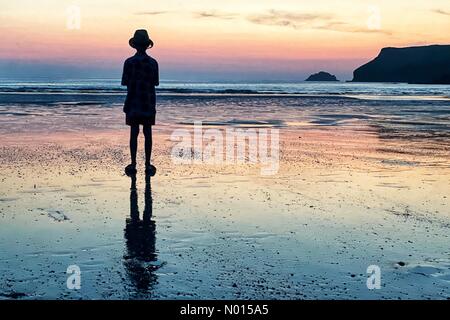 Plage de Polzeath, Cornouailles. 25 juillet 2021. Météo au Royaume-Uni : belles couleurs au coucher du soleil sur Jack porter sur la plage de Polzeath à Cornwall. 25 juillet 2021. Credit: Nidpor/Alamy Live News Credit: Nidpor/StockimoNews/Alamy Live News Banque D'Images