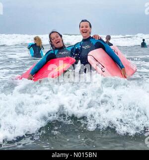 Météo au Royaume-Uni: Amis Louise Clover et Raich Keene s'amuser sur la plage de Polzeath à Cornwall. 29 juillet 2021. Credit nidpor/Alamy Live News Credit: Nidpor/StockimoNews/Alamy Live News Banque D'Images