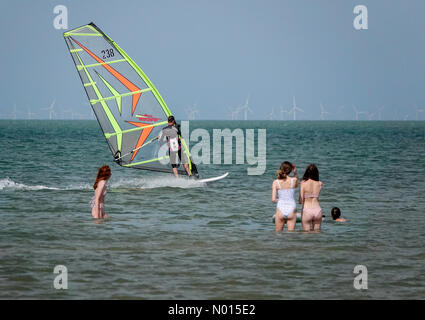 Météo au Royaume-Uni : vent à la baie de Minnis. Minnis Bay, Margate. Le 05 août 2021. Renforcer les vents dans l'est aujourd'hui. Planches à voile appréciant les conditions à Minnis Bay près de Margate dans le Kent. Crédit : jamesjagger/StockimoNews/Alay Live News Banque D'Images