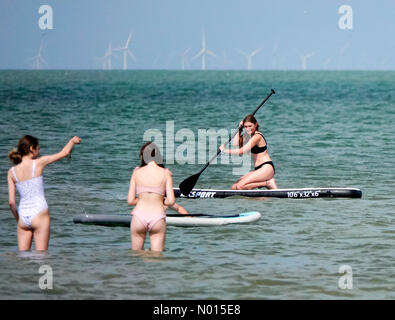 Minnis Bay, Margate. Le 05 août 2021. Météo au Royaume-Uni : vent à la baie de Minnis. Minnis Bay, Margate. Le 05 août 2021. Renforcer les vents dans l'est aujourd'hui. Paddleboarders appréciant les conditions à Minnis Bay près de Margate dans le Kent. Crédit : jamesjagger/StockimoNews/Alay Live News Banque D'Images