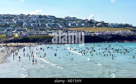 Météo au Royaume-Uni : plage de Polzeath très fréquentée le jour de beau temps à Cornwall. 29 août 2021. Crédit: Nidpor/Alay Live News crédit: Nidpor/StockimoNews/Alay Live News Banque D'Images