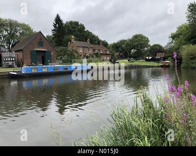 Météo Royaume-Uni: Nuageux à Guildford. Dapdune Wharf, Guildford. 30 août 2021. Temps frais et nuageux de vacances dans les comtés d'origine aujourd'hui. La rivière Wey à Dapdune Wharf, à Guildford, dans le Surrey. Crédit : jamesjagger/StockimoNews/Alay Live News Banque D'Images