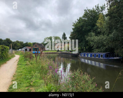 Météo Royaume-Uni: Nuageux à Guildford. Dapdune Wharf, Guildford. 30 août 2021. Temps frais et nuageux de vacances dans les comtés d'origine aujourd'hui. La rivière Wey à Dapdune Wharf, à Guildford, dans le Surrey. Crédit : jamesjagger/StockimoNews/Alay Live News Banque D'Images