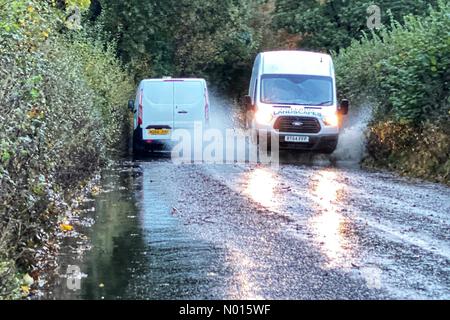 Météo au Royaume-Uni : des voitures et des fourgonnettes traversent les inondations sur la route de la vallée de Teign après des pluies de nuit près de Bridford, Devon, au Royaume-Uni.Crédit Nidpor/Alamy Live News crédit: Nidpor/StockimoNews/Alamy Live News crédit: Nidpor/StockimoNews/Alamy Live News Banque D'Images