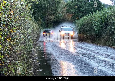 Météo au Royaume-Uni : des voitures et des fourgonnettes traversent les inondations sur la route de la vallée de Teign après des pluies de nuit près de Bridford, Devon, au Royaume-Uni.Crédit Nidpor/Alamy Live News crédit: Nidpor/StockimoNews/Alamy Live News crédit: Nidpor/StockimoNews/Alamy Live News Banque D'Images