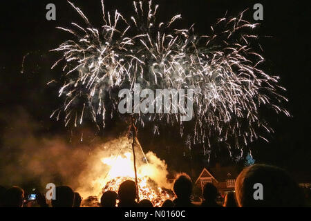 Chiddingfold, Surrey, Royaume-Uni.6 novembre 2021.De grandes foules se sont rassemblées sur feu de joie la nuit après les restrictions Covid.Les foules qui apprécient le feu de camp de Chiddingfold à Surrey.Credit: Jamesjagger / StockimoNews / Alay Live News Banque D'Images