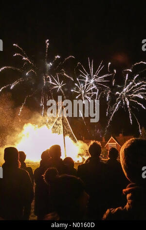 Chiddingfold, Surrey, Royaume-Uni.6 novembre 2021.De grandes foules se sont rassemblées sur feu de joie la nuit après les restrictions Covid.Les foules qui apprécient le feu de camp de Chiddingfold à Surrey.Credit: Jamesjagger / StockimoNews / Alay Live News Banque D'Images