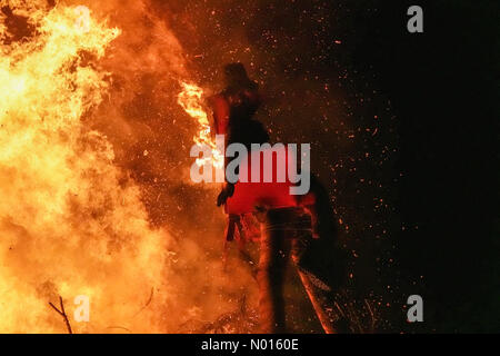 Chiddingfold, Surrey, Royaume-Uni.6 novembre 2021.De grandes foules se sont rassemblées sur feu de joie la nuit après les restrictions Covid.Les foules qui apprécient le feu de camp de Chiddingfold à Surrey.Credit: Jamesjagger / StockimoNews / Alay Live News Banque D'Images