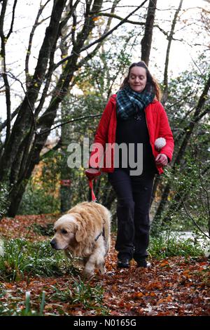 Dunsford, Devon.3 décembre 2021, Royaume-Uni Météo: Rambler Raich Keene a terminé une longue promenade avec Raphael le retriever à Dunsford, Devon.3 décembre 2021.Credit: Nidpor/ Alamy Live News Banque D'Images