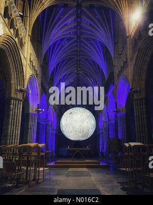 Exeter, Devon, Royaume-Uni.2nd février 2022.Appuyez sur Aperçu.Musée de la Lune à l'intérieur de la cathédrale d'Exeter.L'artiste Luke Jerram présente sa réplique de la sculpture sur lune du 3rd au 27th février à la célèbre cathédrale Exeter de Devon, au Royaume-Uni.2nd février 2022.Crédit Luke Jerram/Cathédrale d'Exeter/nidpor/Alamy Live News Banque D'Images