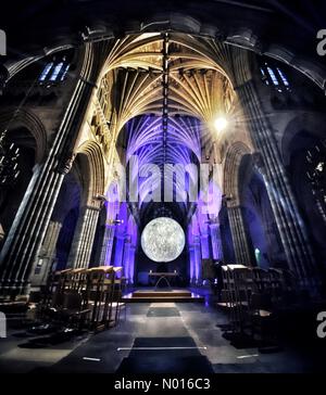 Exeter, Devon, Royaume-Uni.2nd février 2022.Appuyez sur Aperçu.Musée de la Lune à l'intérieur de la cathédrale d'Exeter.L'artiste Luke Jerram présente sa réplique de la sculpture sur lune du 3rd au 27th février à la célèbre cathédrale Exeter de Devon, au Royaume-Uni.2nd février 2022.Crédit Luke Jerram/Cathédrale d'Exeter/nidpor/Alamy Live News Banque D'Images