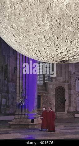 Exeter, Devon, Royaume-Uni.2nd février 2022.Appuyez sur Aperçu.Musée de la Lune à l'intérieur de la cathédrale d'Exeter.Les jeunes choristes nains marchent sous la Sculpture lunaire.L'artiste Luke Jerram présente sa réplique de la sculpture sur lune du 3rd au 27th février à la célèbre cathédrale Exeter de Devon, au Royaume-Uni.2nd février 2022.Crédit Luke Jerram/Cathédrale d'Exeter/nidpor/Alamy Live News Banque D'Images