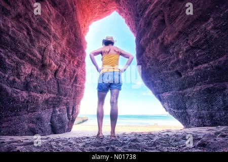 Dawlish, Devon. 28th mai 2022. Météo au Royaume-Uni : soleil glorieux sur la plage de Red Rock près de Dawlish à Devon. Raich Keene trouve un endroit ombragé explorant les grottes.28th mai 2022. Credit nidpor/ Alamy Live News Credit: Nidpor/StockimoNews/Alamy Live News Banque D'Images