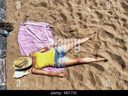 Dawlish, Devon. 28th mai 2022. Météo au Royaume-Uni: Raich Keene bains de soleil sous un soleil magnifique à la plage de Red Rock près de Dawlish à Devon.28th mai 2022. Credit nidpor/ Alamy Live News Credit: Nidpor/StockimoNews/Alamy Live News Banque D'Images