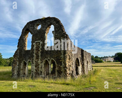 Abbaye de Waverley, Farnham. 21st juin 2022. Météo au Royaume-Uni : ensoleillé à Farnham. Abbaye de Waverley, Farnham. 21st juin 2022. Une belle matinée à travers les comtés d'origine. Intervalles ensoleillés aux ruines de l'abbaye de Waverley près de Farnham dans Surrey. Crédit : jamesjagger/StockimoNews/Alay Live News Banque D'Images