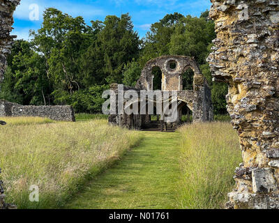 Abbaye de Waverley, Farnham. 21st juin 2022. Météo au Royaume-Uni : ensoleillé à Farnham. Abbaye de Waverley, Farnham. 21st juin 2022. Une belle matinée à travers les comtés d'origine. Intervalles ensoleillés aux ruines de l'abbaye de Waverley près de Farnham dans Surrey. Crédit : jamesjagger/StockimoNews/Alay Live News Banque D'Images