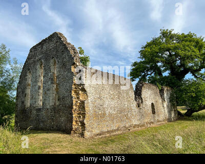Abbaye de Waverley, Farnham. 21st juin 2022. Météo au Royaume-Uni : ensoleillé à Farnham. Abbaye de Waverley, Farnham. 21st juin 2022. Une belle matinée à travers les comtés d'origine. Intervalles ensoleillés aux ruines de l'abbaye de Waverley près de Farnham dans Surrey. Crédit : jamesjagger/StockimoNews/Alay Live News Banque D'Images