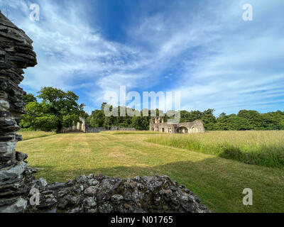 Abbaye de Waverley, Farnham. 21st juin 2022. Météo au Royaume-Uni : ensoleillé à Farnham. Abbaye de Waverley, Farnham. 21st juin 2022. Une belle matinée à travers les comtés d'origine. Intervalles ensoleillés aux ruines de l'abbaye de Waverley près de Farnham dans Surrey. Crédit : jamesjagger/StockimoNews/Alay Live News Banque D'Images
