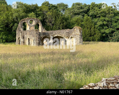 Abbaye de Waverley, Farnham. 21st juin 2022. Météo au Royaume-Uni : ensoleillé à Farnham. Abbaye de Waverley, Farnham. 21st juin 2022. Une belle matinée à travers les comtés d'origine. Intervalles ensoleillés aux ruines de l'abbaye de Waverley près de Farnham dans Surrey. Crédit : jamesjagger/StockimoNews/Alay Live News Banque D'Images