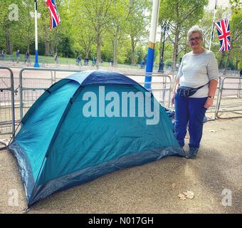 Londres, Royaume-Uni. 16th septembre 2022. Première ligne ! Un fan de Early Bird Royal dans le Mall en préparation aux funérailles royales de la reine Elizabeth II le lundi 16th septembre 2022. Crédit : nidpor / StockimoNews / Alamy Live News Banque D'Images