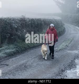 Météo au Royaume-Uni : Raich Keene et Raphael le Golden Retriever se sont enroulés dans une promenade matinale glaciale à Dunsford à Devon, au Royaume-Uni. 11 décembre 2022. Credit nidpor/Alamy Live News Credit: Nidpor/StockimoNews/Alamy Live News Banque D'Images