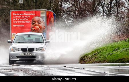 Météo au Royaume-Uni : les véhicules passent par des flaques debout, créant de grandes éclaboussures près de Teignmouth, Devon, Royaume-Uni. 14 janvier 2023. Credit nidpor/ Alamy Live News Credit: Nidpor/StockimoNews/Alamy Live News Banque D'Images