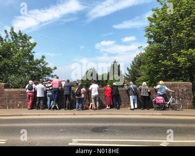 Les passionnés de train attendent patiemment sur un pont au-dessus du chemin de fer pour une locomotive à vapeur à Hereford en juin 2023 Banque D'Images