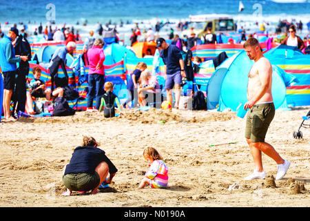Météo au Royaume-Uni : les sorts ensoleillés amènent les foules à la plage animée pendant les jours fériés. Polzeath, Cornouailles, Royaume-Uni. 28 août 2023. Crédit nidpor crédit : nidpor/StockimoNews/Alamy Live News Banque D'Images
